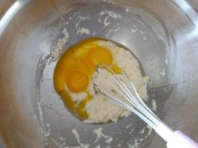 3.分离蛋清蛋黄，装蛋清的盆必须无油无水，蛋黄直接倒入面糊中，打蛋器呈“Z” 字形搅拌均匀
