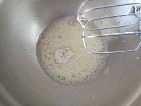 5.电动打蛋器开低速打发蛋清呈鱼眼泡，滴几滴白醋，加入1/3细砂糖，电动打蛋器开高速打发
