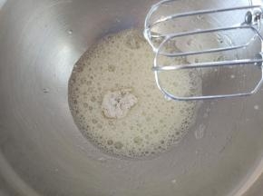 5.电动打蛋器开低速打发蛋清呈鱼眼泡，滴几滴白醋，加入1/3细砂糖，电动打蛋器开高速打发
