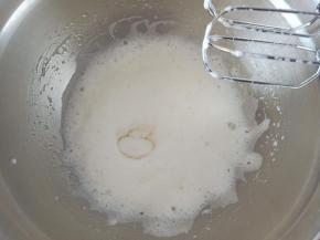 6.打发至蛋清发白呈细腻的泡泡时加入剩下的1/2细砂糖，继续高速打发
