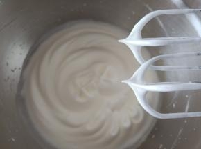 8.边打边停下来看看，直至缓缓提起打蛋器上面有直立的小尖角就可以了， 打发好的蛋白霜细腻有光泽
