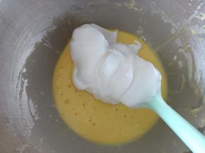 9.取1/3蛋白霜加入蛋黄糊中，用翻拌的手法混合均匀
