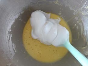 9.取1/3蛋白霜加入蛋黄糊中，用翻拌的手法混合均匀
