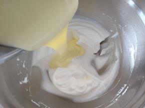 10.倒入剩下的蛋白霜中
