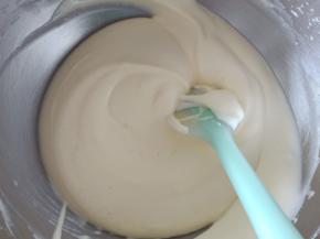 11.同样用翻拌的手法将蛋黄糊和蛋白霜混合均匀，成功的蛋糕糊同样是细腻有光泽的
