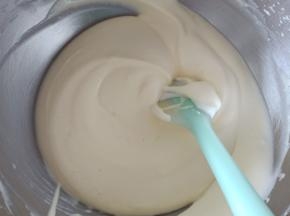 11.同样用翻拌的手法将蛋黄糊和蛋白霜混合均匀，成功的蛋糕糊同样是细腻有光泽的
