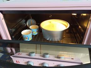 13.送入预热好的海氏B30烤箱，150度上下火烤45分钟左右，多余的面糊可以做成纸杯蛋糕 ，观察蛋糕涨到最高点有明显的回落就烤好了，切记中途不能开烤箱门哦
