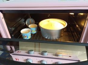 13.送入预热好的海氏B30烤箱，150度上下火烤45分钟左右，多余的面糊可以做成纸杯蛋糕 ，观察蛋糕涨到最高点有明显的回落就烤好了，切记中途不能开烤箱门哦
