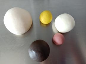 1.先将主材料混合揉成超级光滑的面团，分别揉出70克粉面团，25克黑面团，10克红面团40克白面团
