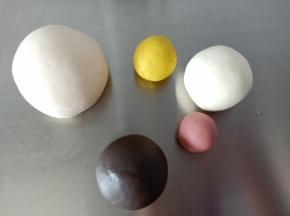 1.先将主材料混合揉成超级光滑的面团，分别揉出70克粉面团，25克黑面团，10克红面团40克白面团
