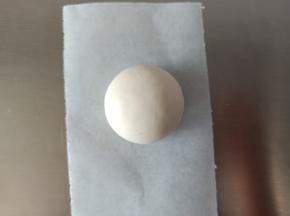 2.35克粉面团揉圆，做小巫女的头
