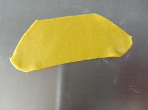 3.黄色面团擀薄片，切出小巫女 的头发来
