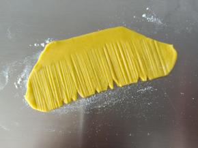 4.用刀子压出一些头发的纹路 
