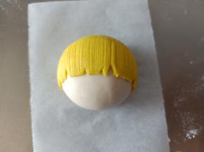 5.刷一点水粘到头部
