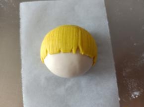 5.刷一点水粘到头部
