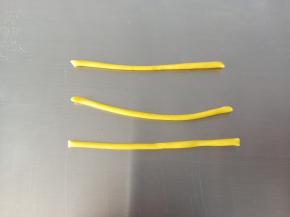 6.黄色面团搓细条
