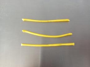6.黄色面团搓细条
