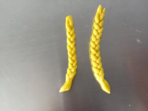 7.编两条大概4厘米长的麻花辫 
