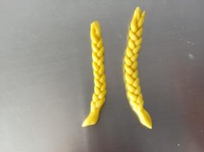 7.编两条大概4厘米长的麻花辫 
