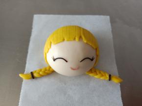 8. 压到头部下方，把眼睛嘴巴做好
