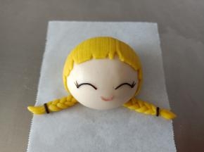 8. 压到头部下方，把眼睛嘴巴做好
