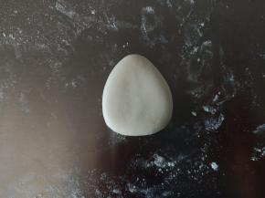 9.20克白色面团整形成大水滴状，压扁
