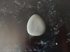 9.20克白色面团整形成大水滴状，压扁
