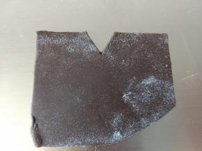 10.黑色面团擀薄，切出如图的形状来，大小够包裹住白色面团就可以
