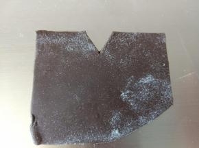 10.黑色面团擀薄，切出如图的形状来，大小够包裹住白色面团就可以
