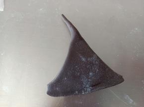 12.黑色面团重新揉一下，擀薄片，这次的稍微厚点，切出大三角来
