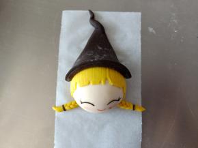 13.粘到头部上方做帽子，边边稍微处理一下
