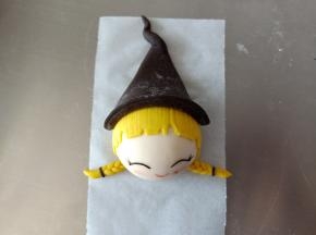 13.粘到头部上方做帽子，边边稍微处理一下
