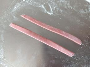 14.红色面团擀薄片，切两个长条
