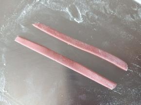 14.红色面团擀薄片，切两个长条
