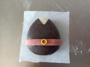 16. 另一条粘到身体下方并做装饰
