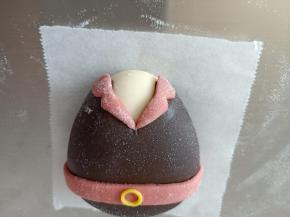 17.红色面片切出衣领的样子来粘上
