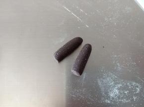 18.黑色面团揉圆柱状
