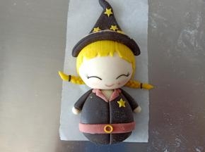 20.揉两个白色面团 做手，再把身体和头组合起来，小巫女就做好了
