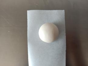 21. 剩下的粉色面团揉圆
