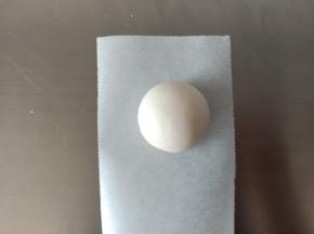 21. 剩下的粉色面团揉圆
