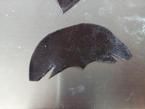 22.黑色面团擀薄片切出如图形状来，看不懂的看下一个步骤就懂了
