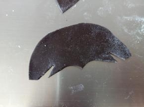 22.黑色面团擀薄片切出如图形状来，看不懂的看下一个步骤就懂了
