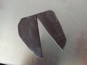 27.黑色面团擀薄片，切出如图的形状来
