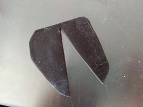 27.黑色面团擀薄片，切出如图的形状来
