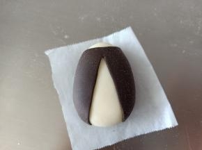 28.刷一点水包裹到白色面团上
