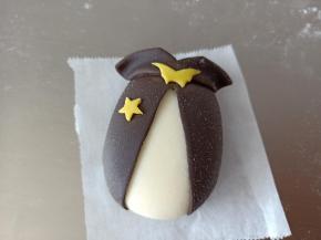 30.粘到身体上方，并用黄色面团做装饰
