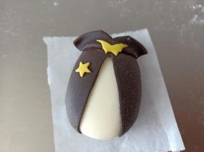 30.粘到身体上方，并用黄色面团做装饰
