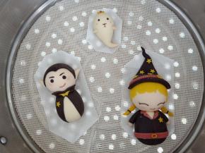 33.放蒸锅温水发酵大约30分钟，大火烧开，转中火，水开后计时，蒸12分钟后关火闷3分钟左右 
