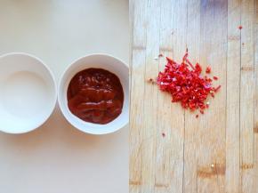 红辣椒切碎，玉米淀粉加入水调成水淀粉，准备好番茄沙司，