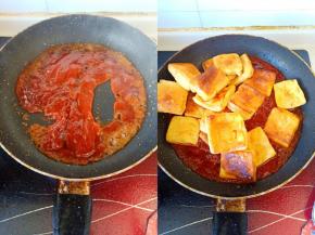 ​将煎好的石屏豆腐取出，将番茄沙司倒入锅中翻炒几下。在将煎好的豆腐倒入锅中。